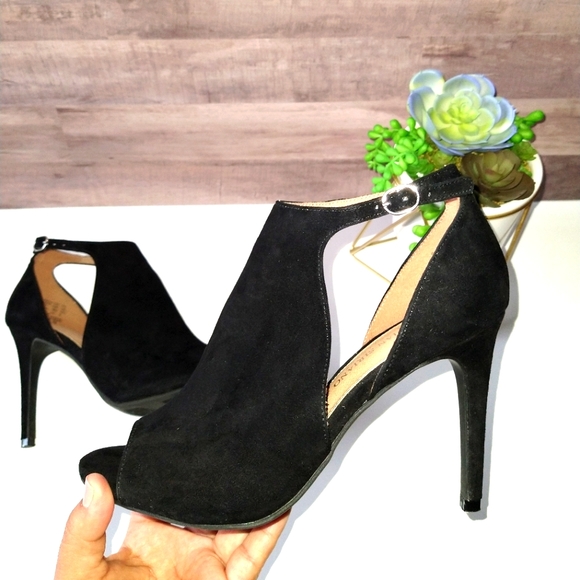 Christian Siriano Ivy Hooded Peep Toe Black Pumps - Picture 10 of 11